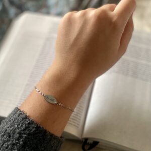 Be still (csendesedj el), ezüstszínű nemesacél karkötő